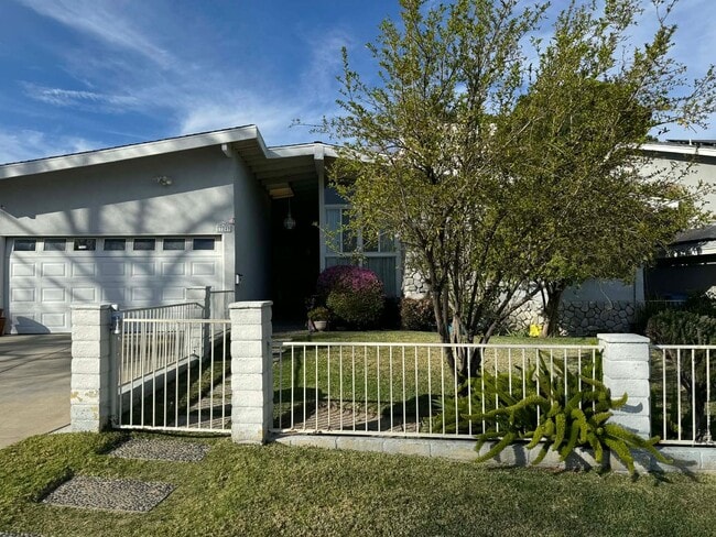 Building Photo - Stunning Single-Story Granada Hills Pool Home | 3 Bed | 2 Bath | 2,500 Sq Ft