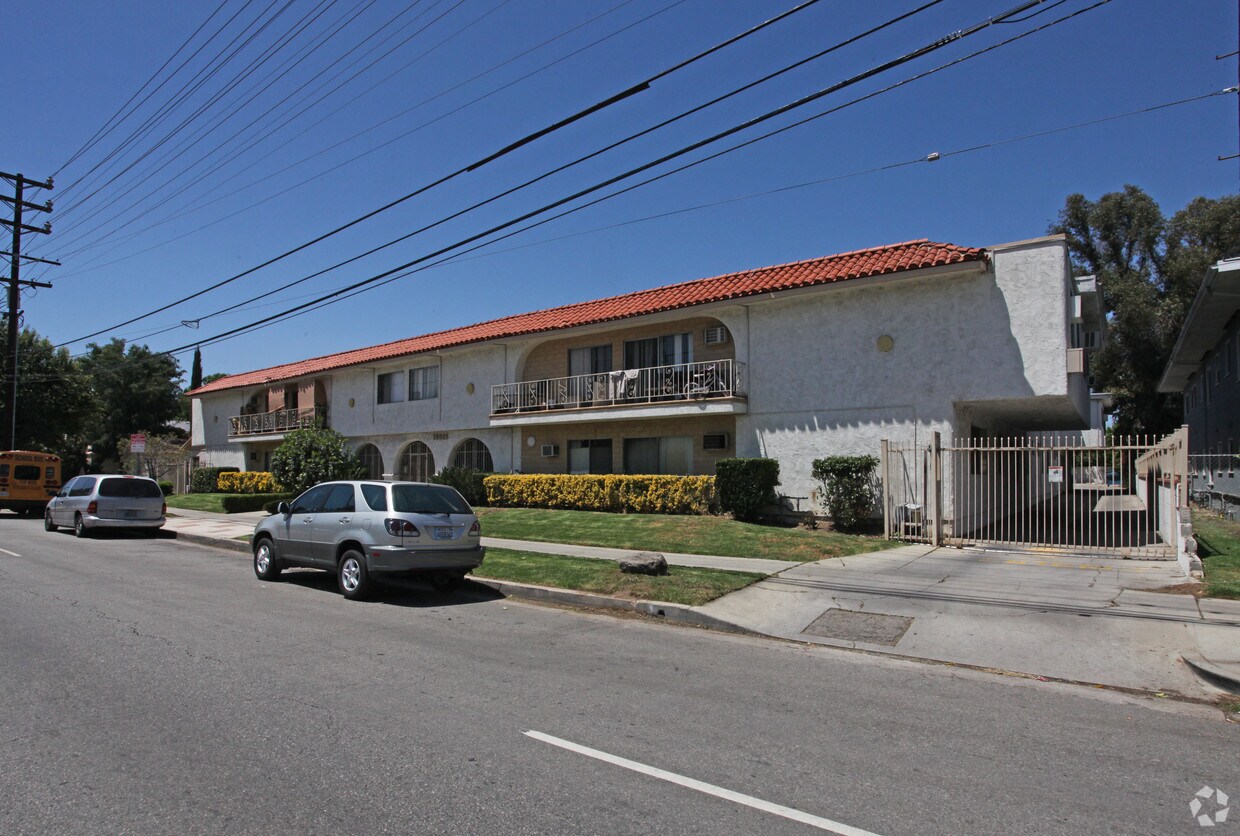 Foto principal - 15925 Victory Blvd