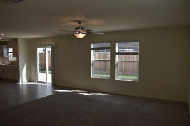 Building Photo - 624 Suzanne Dr