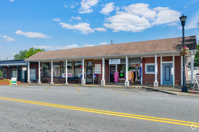 Lamar Plaza, located in Austell's downtown, has many different businesses that are walkable.