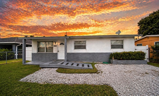 Building Photo - 1228 W 6th St