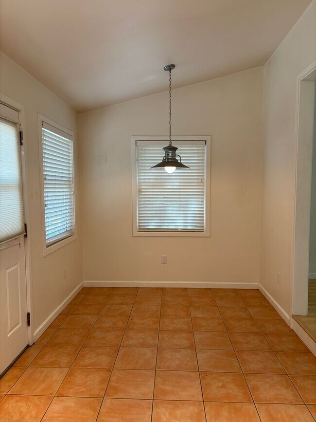 Building Photo - One Bedroom One Bath Gated Cottage