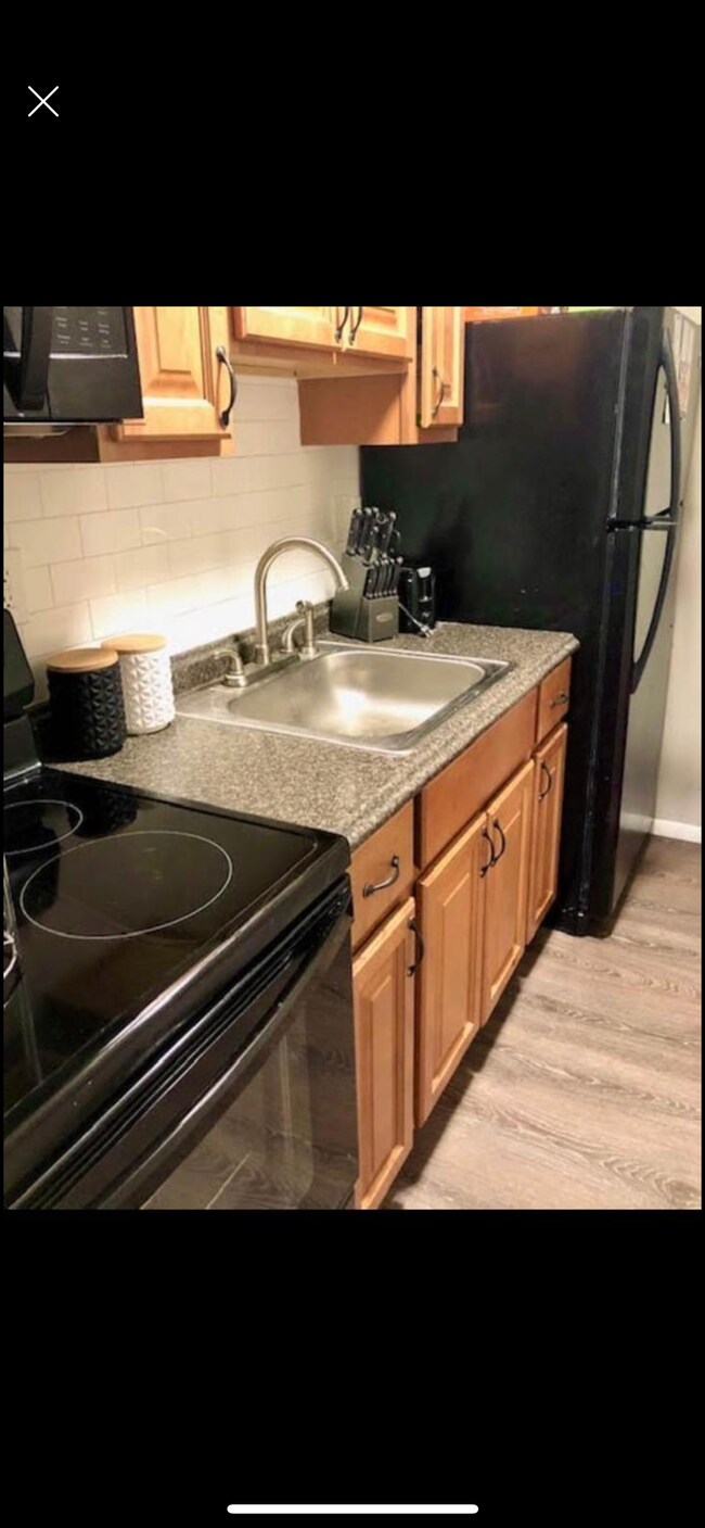 Galley kitchen - 912 Centre St