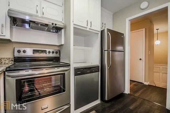 Foto del edificio - Room in House on Reba Rd