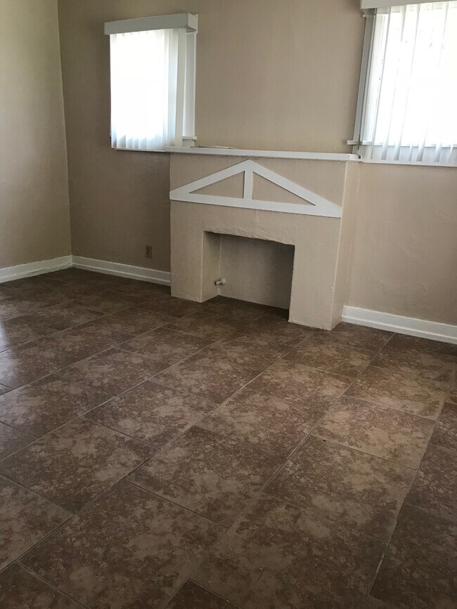 Building Photo - Adorable Wood streets 3 bd home