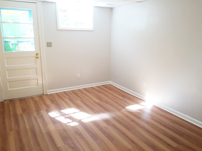Living room - 2323 Crestmont Ave