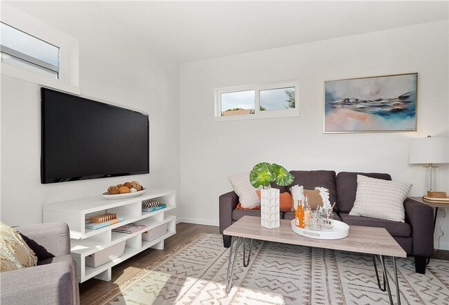 Building Photo - Luxury 3-Bed Interbay Townhome
