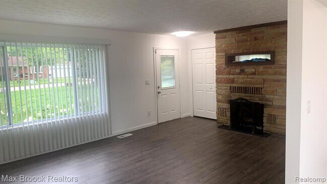 Building Photo - 5444 Hearst Rd