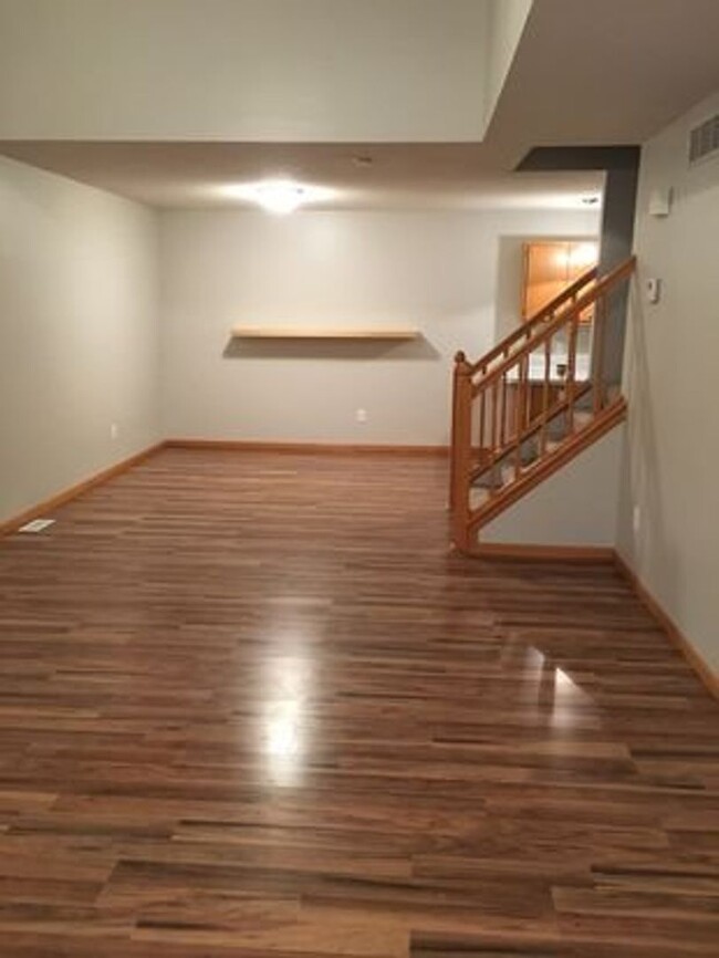 Building Photo - 2 Bed + Loft/1.5 Bath Townhouse- Great Loc...