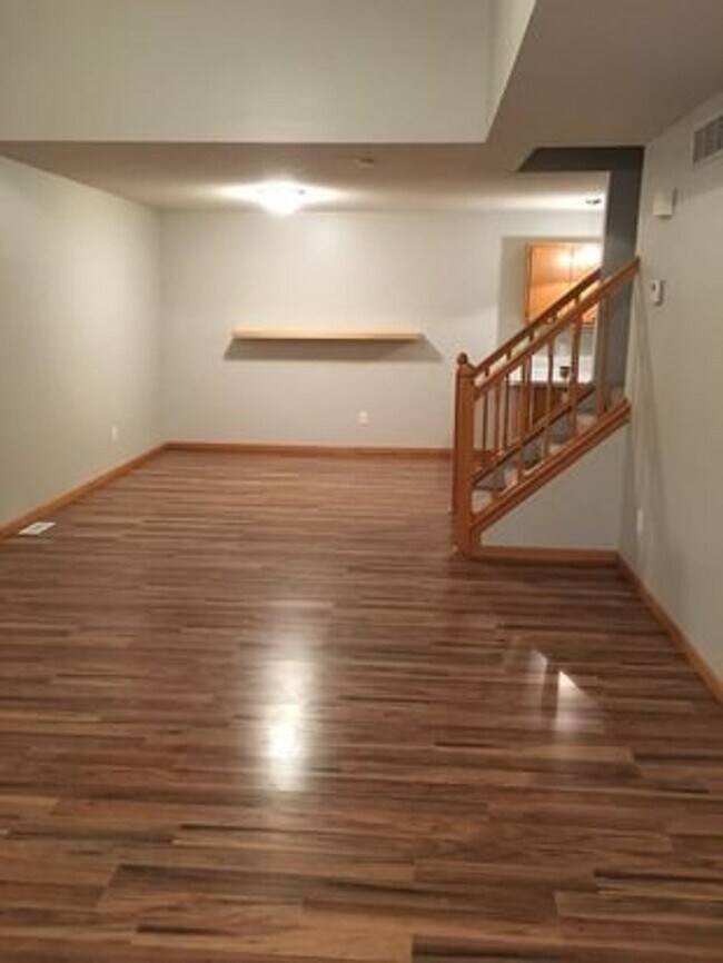 Building Photo - 2 Bed + Loft/1.5 Bath Townhouse- Great Location! Available August 1st!