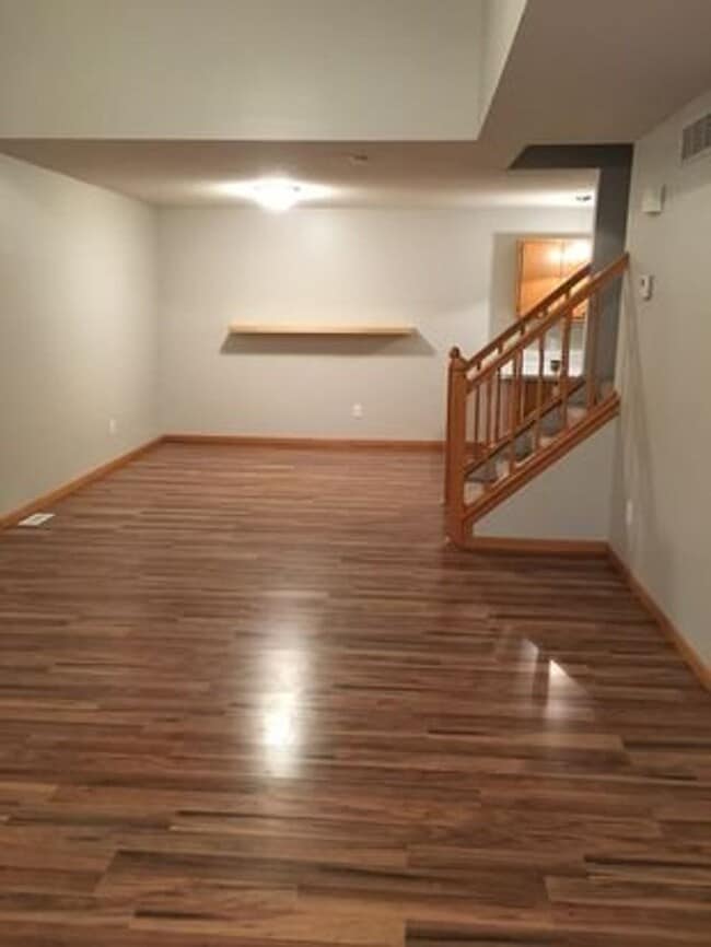 Foto del edificio - 2 Bed + Loft/1.5 Bath Townhouse- Great Location! Available August 1st!