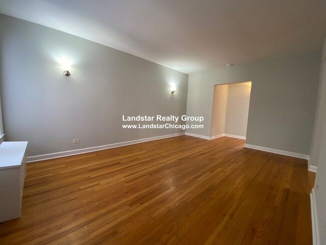 Building Photo - 2043 W Berwyn Ave