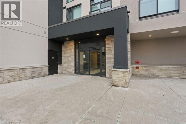 Photo du bâtiment - 870 Queenston Rd