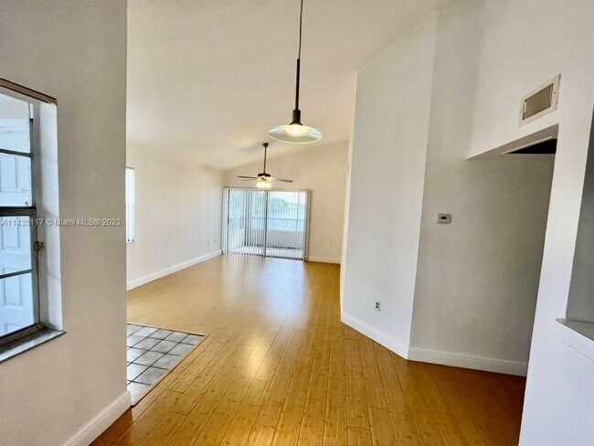 Foto del edificio - 2831 N Oakland Forest Dr