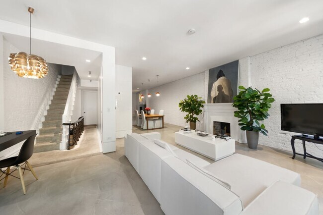 Foto del edificio - Private Luxury Triplex Sanctuary: Curated Modernism Meets Historic Scale