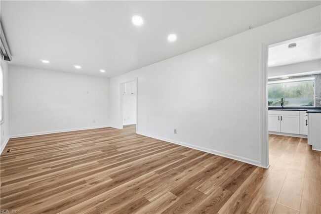 Building Photo - 600 Breeds Hill Rd