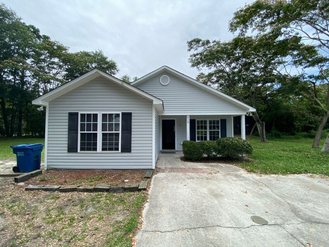 Foto principal - 3 Bedroom, 2 Bath House Available June 1st