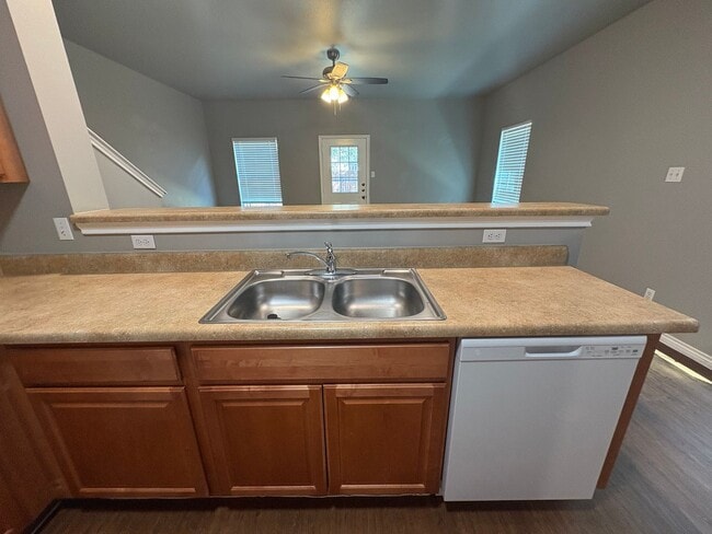 Building Photo - Newly Renovated Town-home