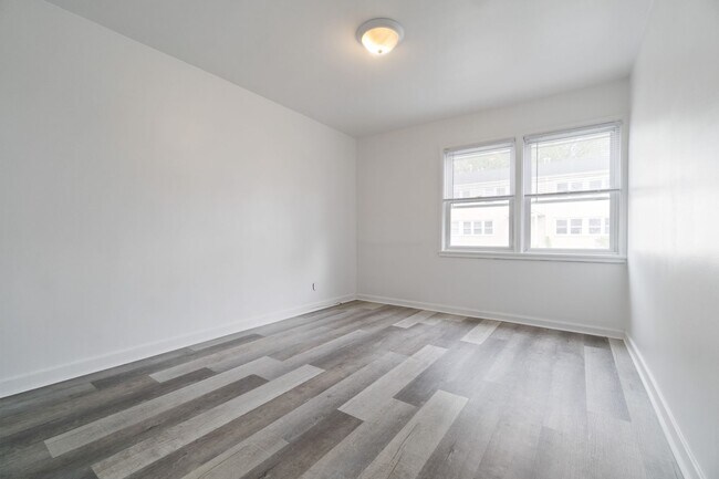 Foto del edificio - BEAUTIFUL 4 BEDROOM APARTMENTS!!