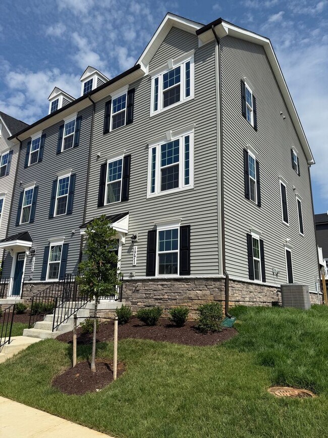 Foto del edificio - Brand New Build (Never lived in!) END UNIT...