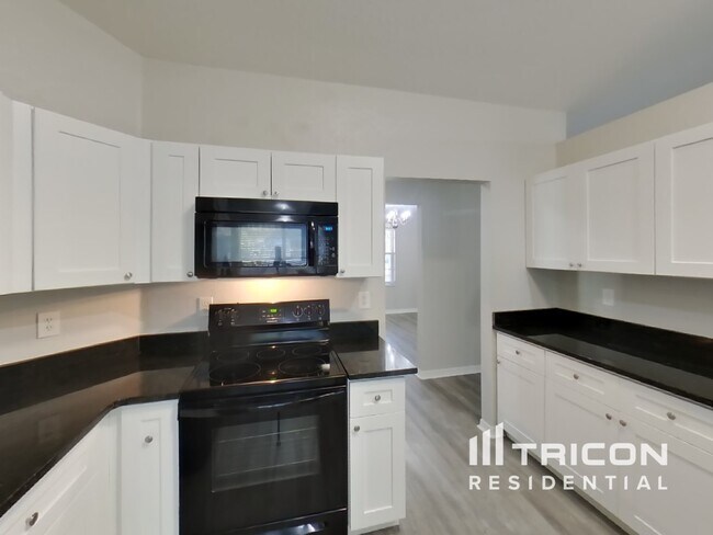Building Photo - 3328 Montano Ave
