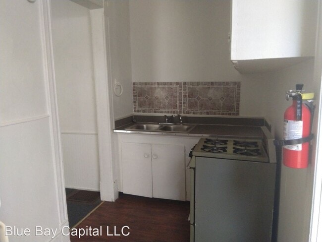 Building Photo - 460 W Clay Ave