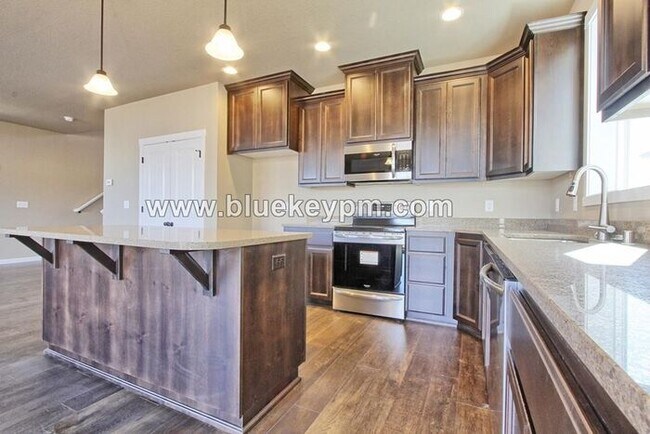 Building Photo - REDUCED $300! 3 Bed, 2.5 Baths Home with O...
