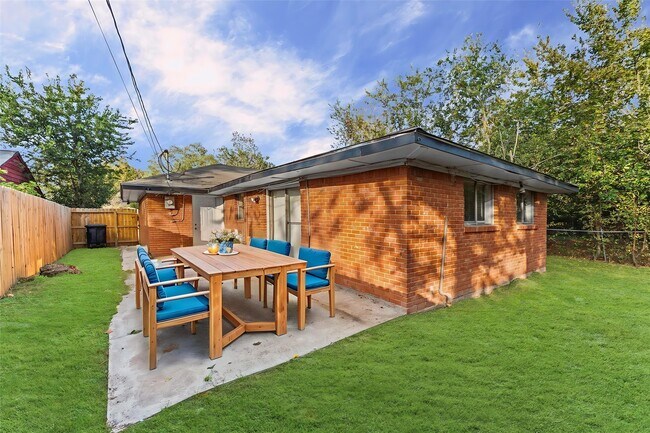 Foto del edificio - 3034 Akard St