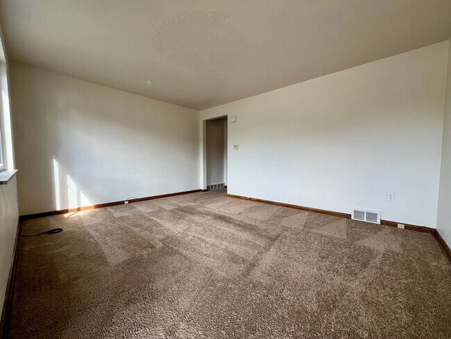 Foto del edificio - Cozy Two Bedroom Townhome with Central AC & Off-Street Parking! Call Today to Schedule a Tour!