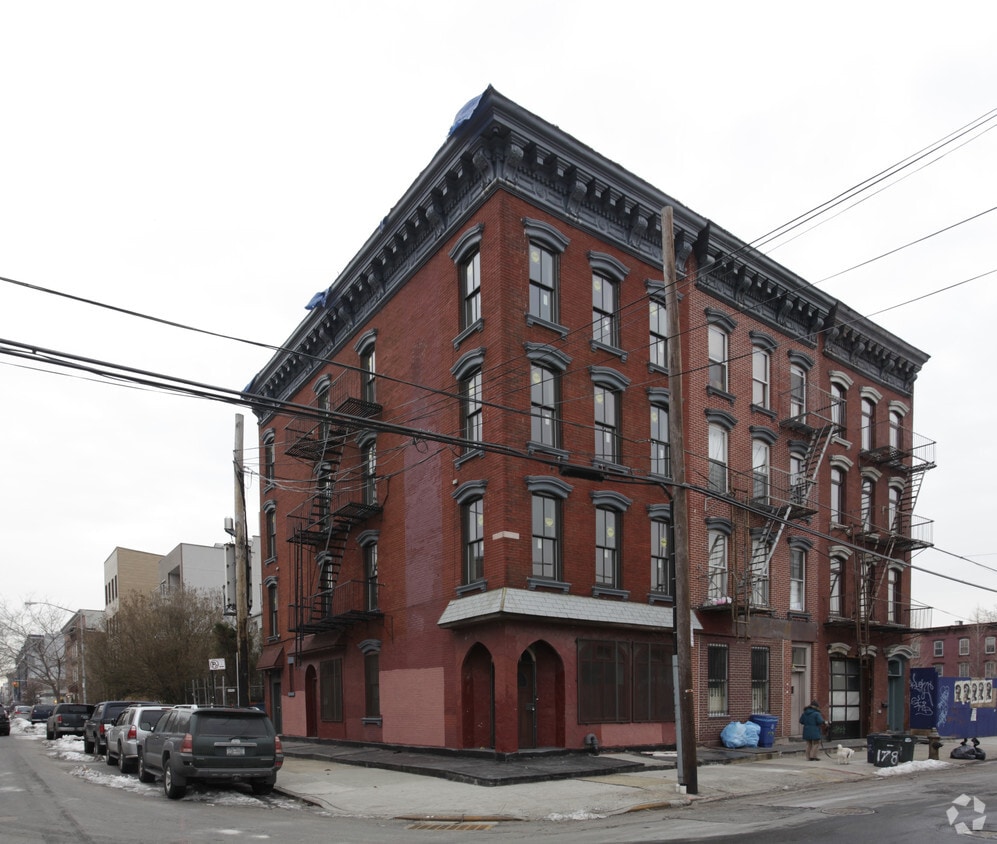Primary Photo - 62 Green St