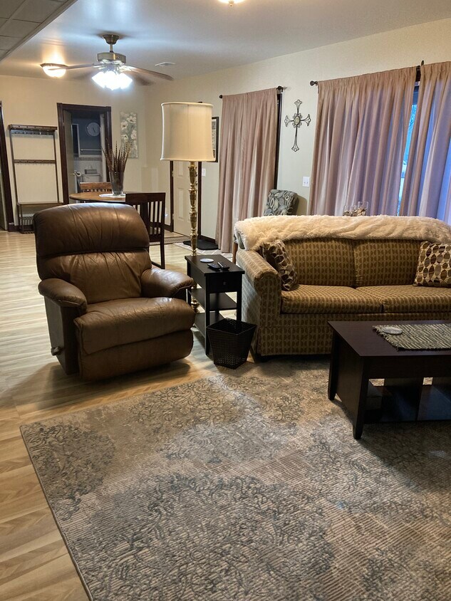 Excelente habitación, sillón reclinable, sofá, mesa de café - 9399 Smith Rd