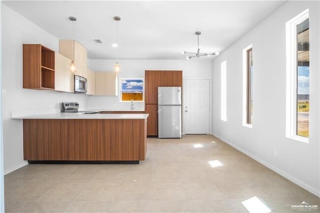 Building Photo - 504 N Onyx Ave