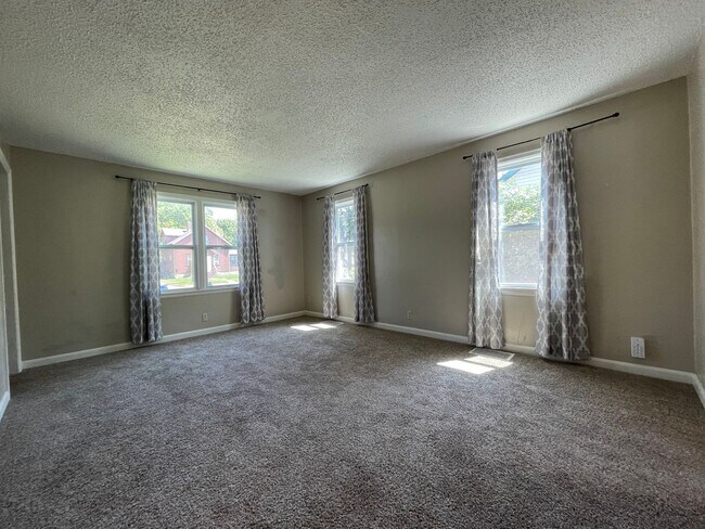 Building Photo - 2 Bedroom + Loft close to the Colleges!!