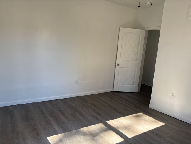 Foto del edificio - Modern Charm Meets Comfort: Fully Remodele...