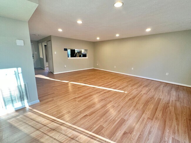 Foto del edificio - Amazing 2 BR/2.5 BA Townhome in Forestvill...