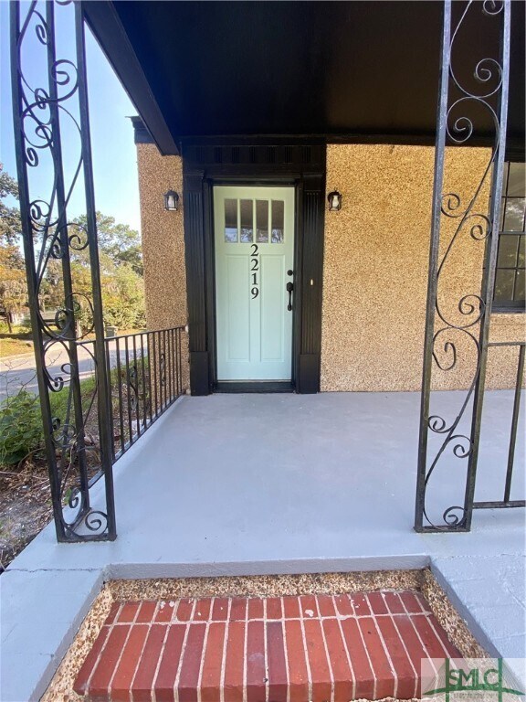 Primary Photo - 2219 E Derenne Ave