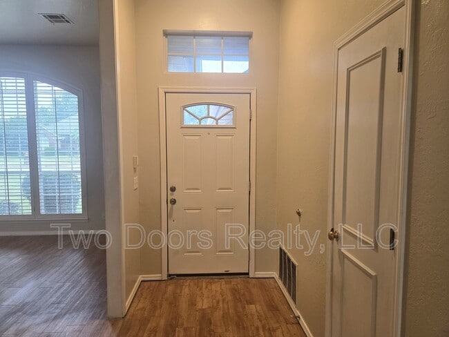 Photo - 13820 Oakmond Rd House