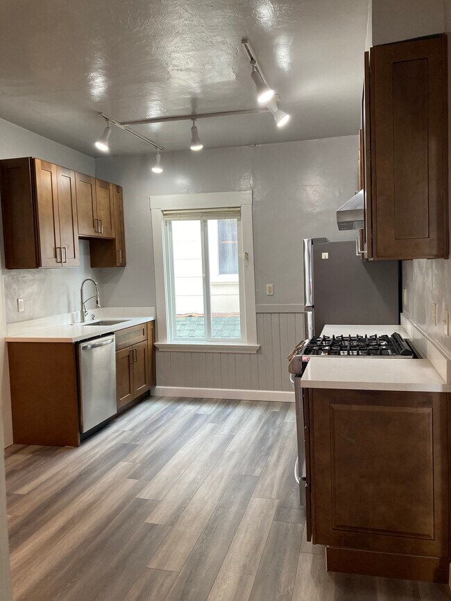 Building Photo - 872 58th St