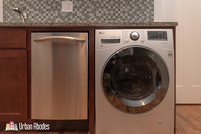 Building Photo - 644 W Oakdale Ave