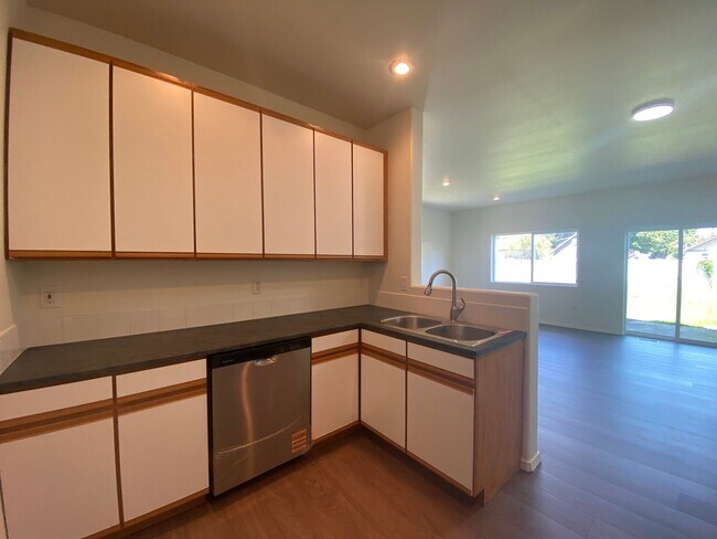 Foto del edificio - Large 3 bedroom, 2.5 bath duplex-just upda...