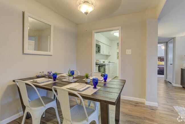 Dining Area - Bend at Oak Forest Apartments