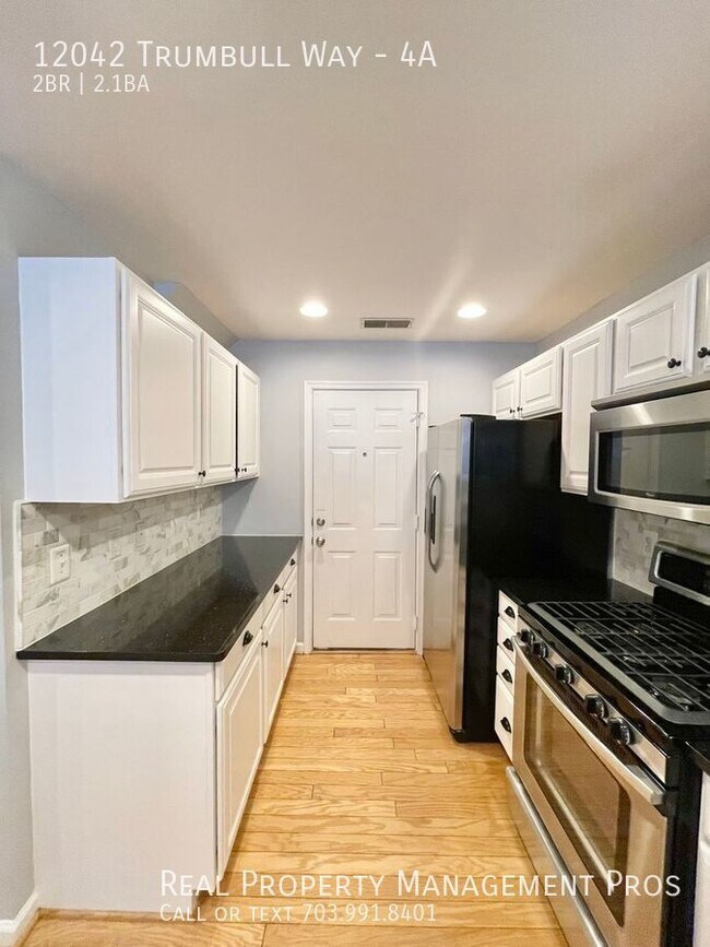 Building Photo - Beautifully Updated 2 Bedroom End Unit Jus...