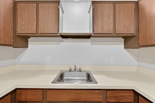 Building Photo - Stephan Manor