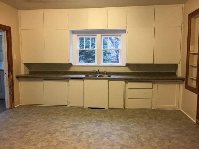 Building Photo - Spacious 4 Bedroom Home - Northside of Hol...
