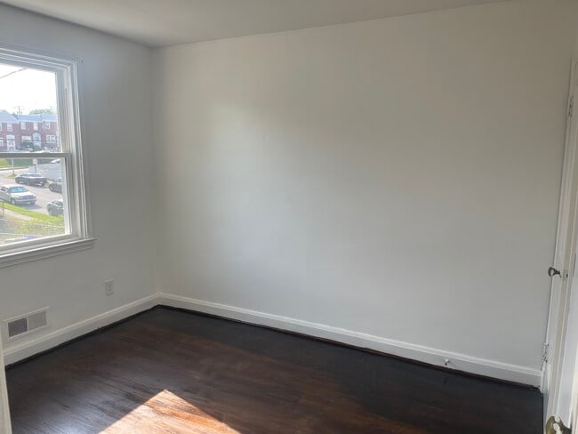 Foto del edificio - 3905 Kenyon Ave