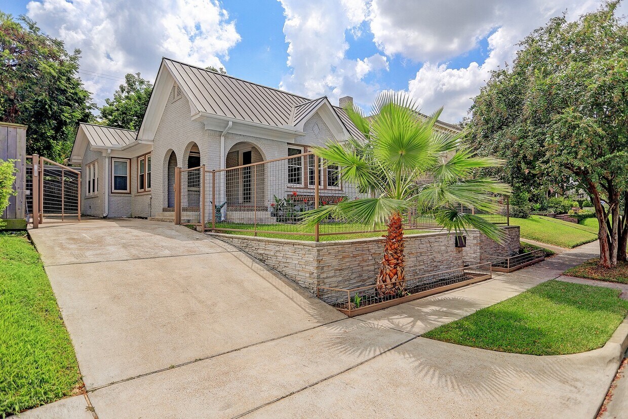 Foto principal - Charming 2-1 home in Allen Parkway