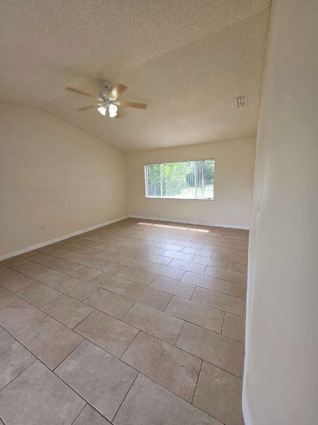 Building Photo - "Charming 3-Bed, 2-Bath Haven in Spring Hill – Your Perfect Florida Retreat!"