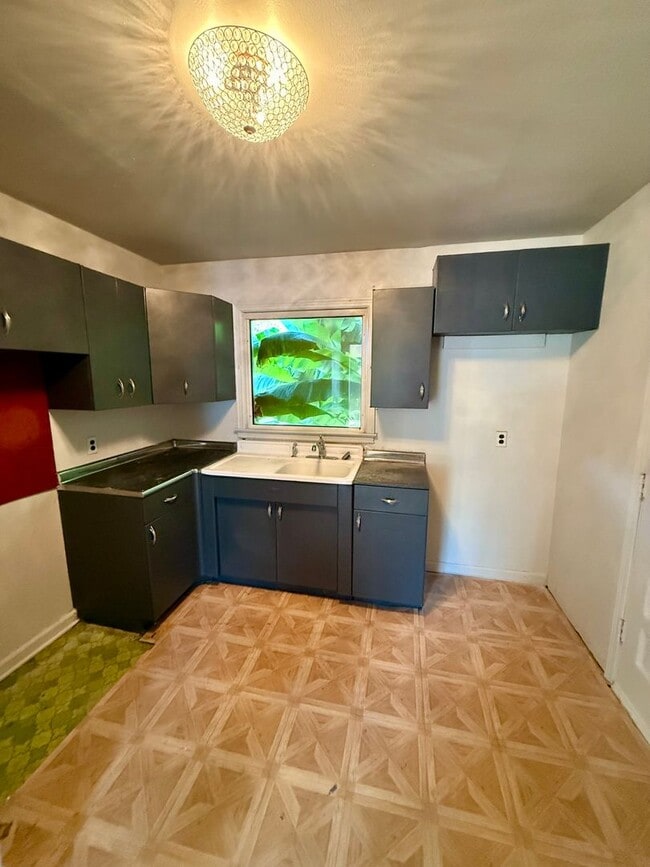 Building Photo - 3bed 1 bath $1,000 a month