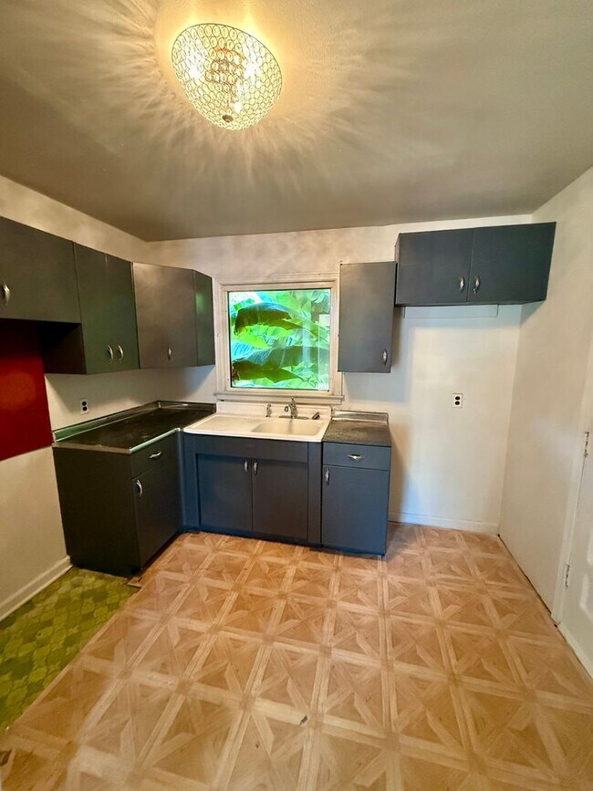Building Photo - 3bed 1 bath $1,100 a month