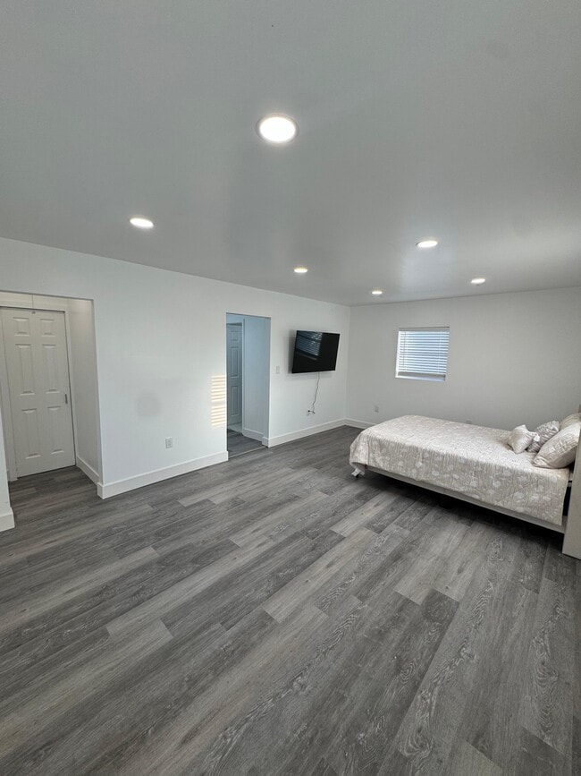 Building Photo - 1515 Camphor Dr